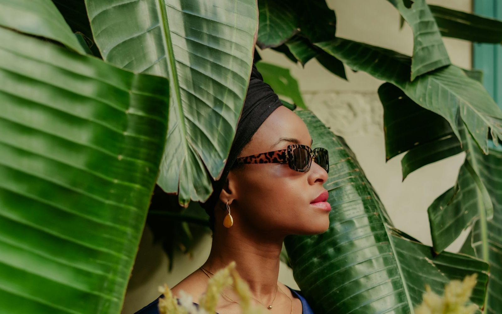 Portrait d'une femme portant des lunettes de soleil à monture carrée